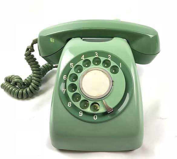 こないだ泊まった旅館の電話がこれで、「ご飯終わったらフロントに連絡してね」って言われてたんだけど掛け方が分からなくて詰んで「電話　掛け方　回すやつ」でGoogle先生のお世話になると思わなかったんですよね 