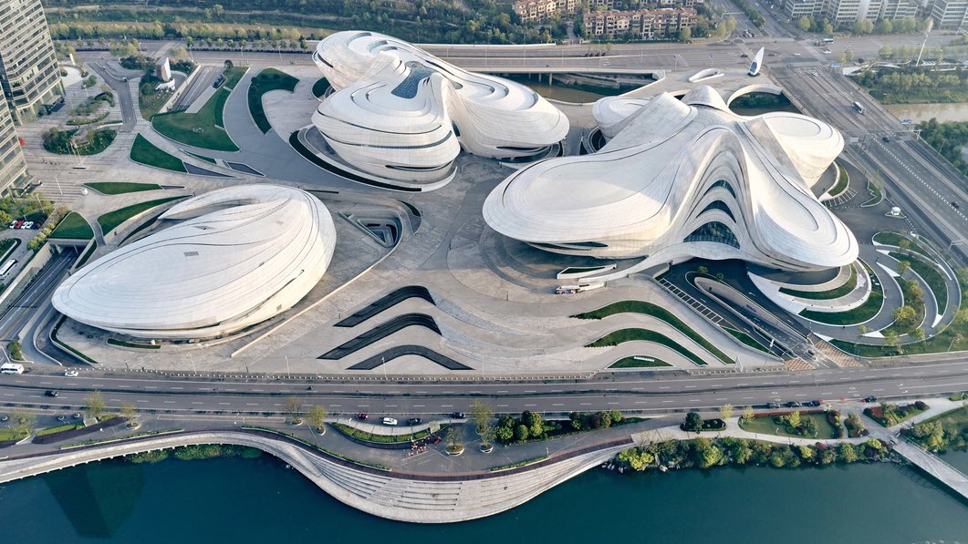 ザハ・ハディド設計の建築がぼんぼん建ってる中国と、準備段階で力尽きた日本の空からの景色です