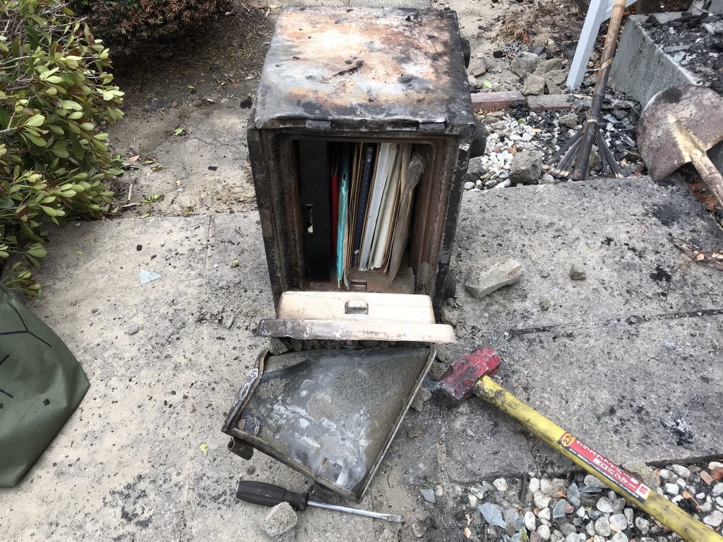 火災保険の話がありましたが、その保険証券や権利書を入れておく耐火金庫がいかに重要かを写真でお見せします 