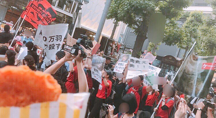 ヴィーガンの、動物はごはんじゃないデモ行進の列中に、普通に裏切り者がいて笑っちゃったんだよな 