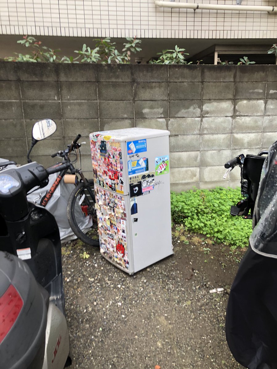 放置されてた冷蔵庫、持ち主の青春が克明に記録されていた。 