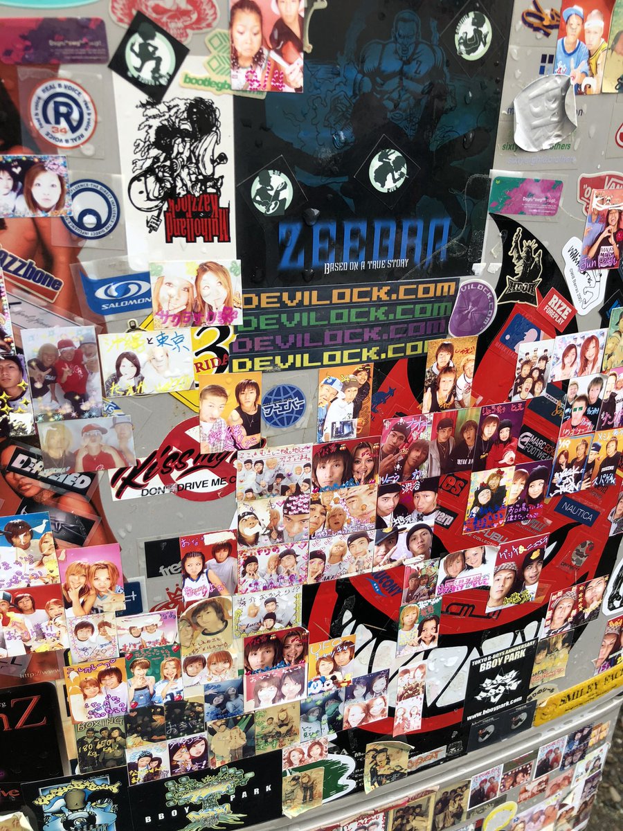 放置されてた冷蔵庫、持ち主の青春が克明に記録されていた。