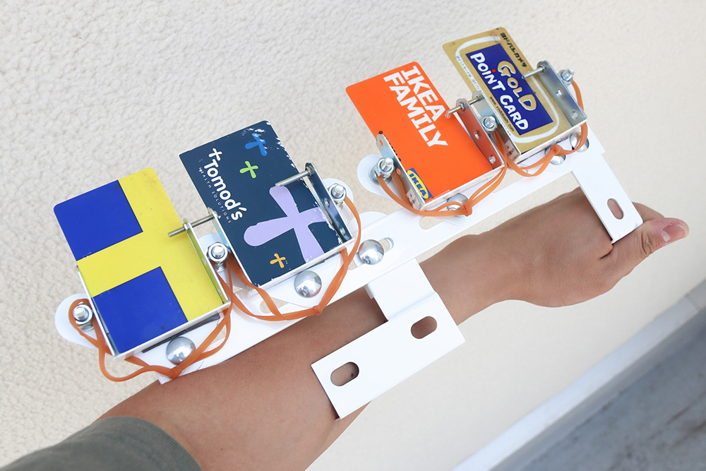 レジでポイントカードを財布から探すのが大変なので、すぐに探せてスマートにポイントカードが出せる(店員に発射する)マシンを作りました