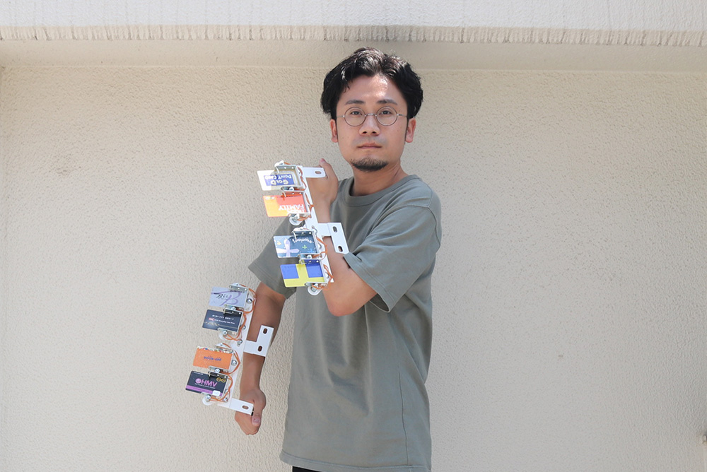 レジでポイントカードを財布から探すのが大変なので、すぐに探せてスマートにポイントカードが出せる(店員に発射する)マシンを作りました