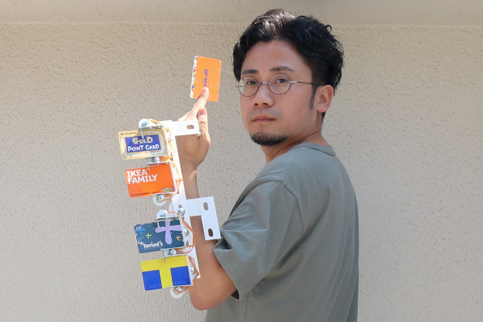 レジでポイントカードを財布から探すのが大変なので、すぐに探せてスマートにポイントカードが出せる(店員に発射する)マシンを作りました