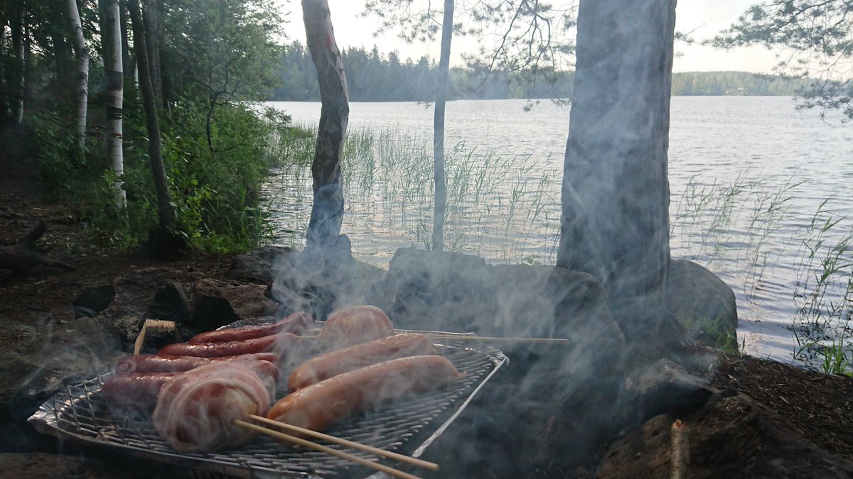 フィンランドのBBQですが、マッシュルームにチーズを詰めてベーコン巻いて焼くと人生変わります