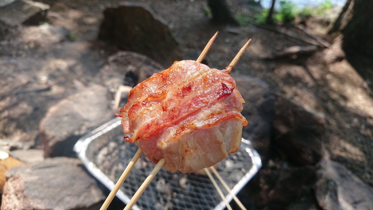 フィンランドのBBQですが、マッシュルームにチーズを詰めてベーコン巻いて焼くと人生変わります