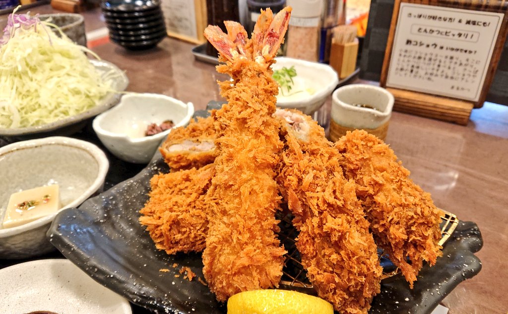 えびフライの中身のえびを密かに大きくした店長 ↓ どなたも気づいてくれない ↓ 我慢できなくなって背中に貼ってみた ↓ 話題になりお客様が大勢ご来店 ↓ 思ったほど大きくなかったと思われたくなくて、さらに大きく ↓ 耐えきれずに値上げ 以上です