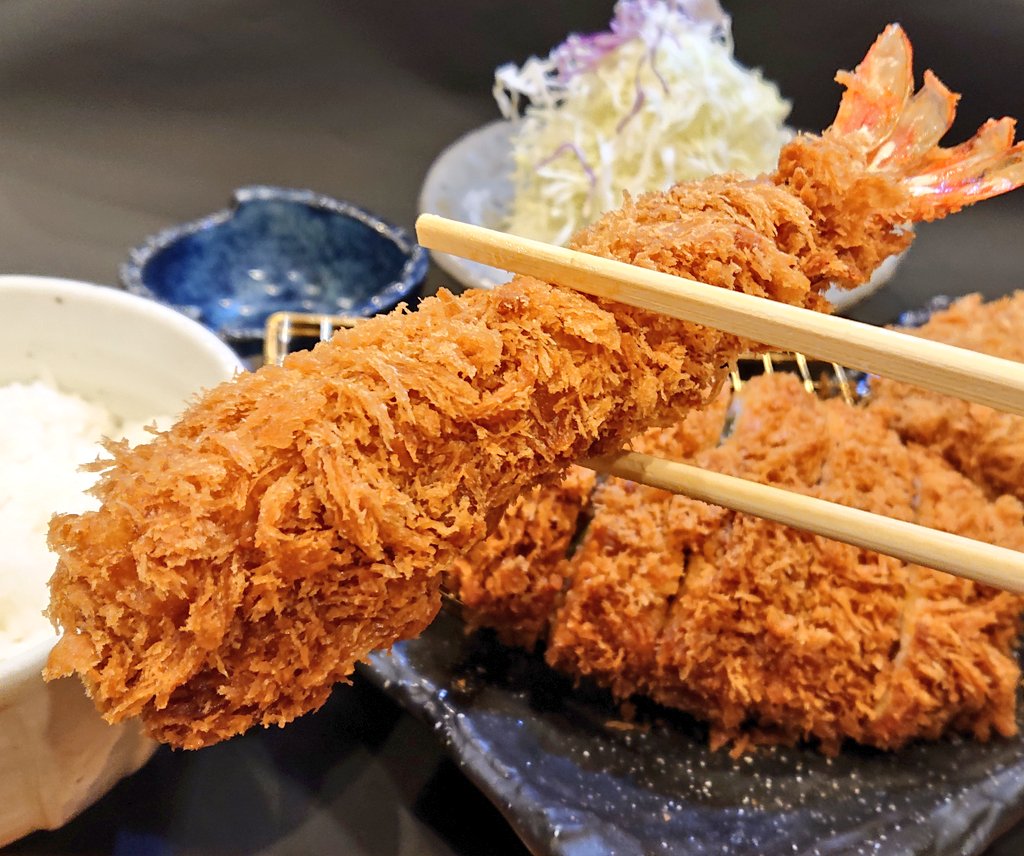 えびフライの中身のえびを密かに大きくした店長 ↓ どなたも気づいてくれない ↓ 我慢できなくなって背中に貼ってみた ↓ 話題になりお客様が大勢ご来店 ↓ 思ったほど大きくなかったと思われたくなくて、さらに大きく ↓ 耐えきれずに値上げ 以上です