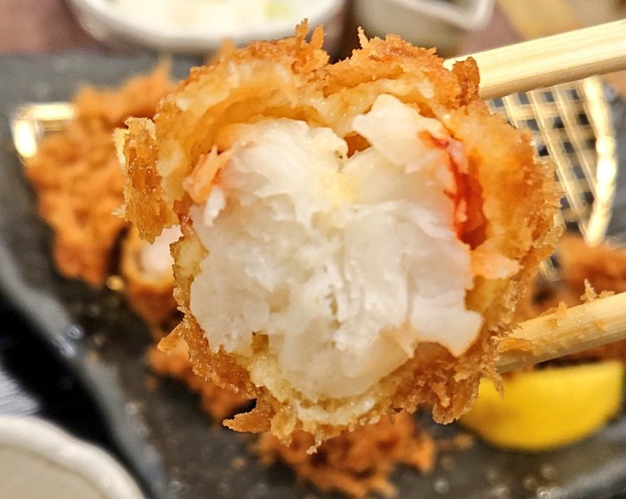 えびフライの中身のえびを密かに大きくした店長 ↓ どなたも気づいてくれない ↓ 我慢できなくなって背中に貼ってみた ↓ 話題になりお客様が大勢ご来店 ↓ 思ったほど大きくなかったと思われたくなくて、さらに大きく ↓ 耐えきれずに値上げ 以上です