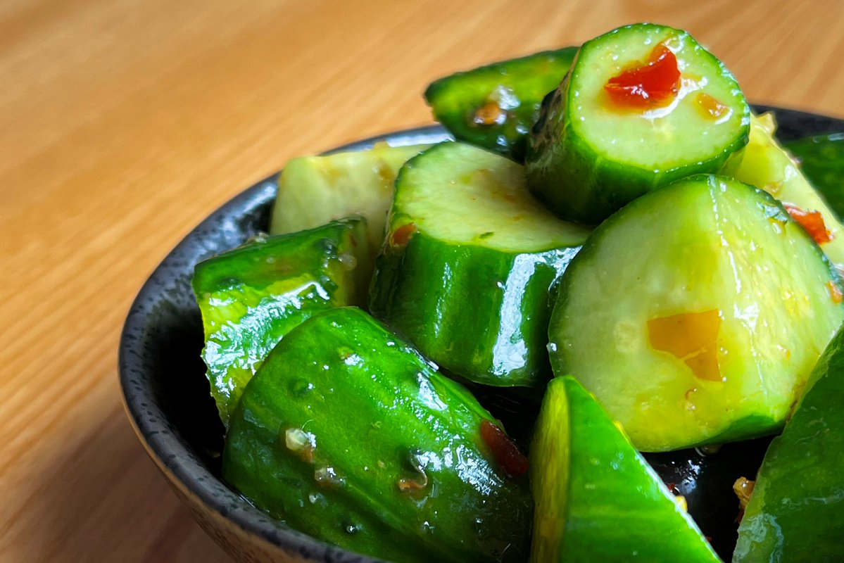 やみつきポリポリきゅうり  ①きゅうり1本を食べやすい大きさにカット ②しょうゆ・ごま油・お酢各大さじ1、豆板醤・砂糖・おろしにんにく各小さじ1をビニール袋で合わせる ③①を②に漬け、味が染みるように軽くもみこんだら冷蔵庫で15分ほど寝かせて完成