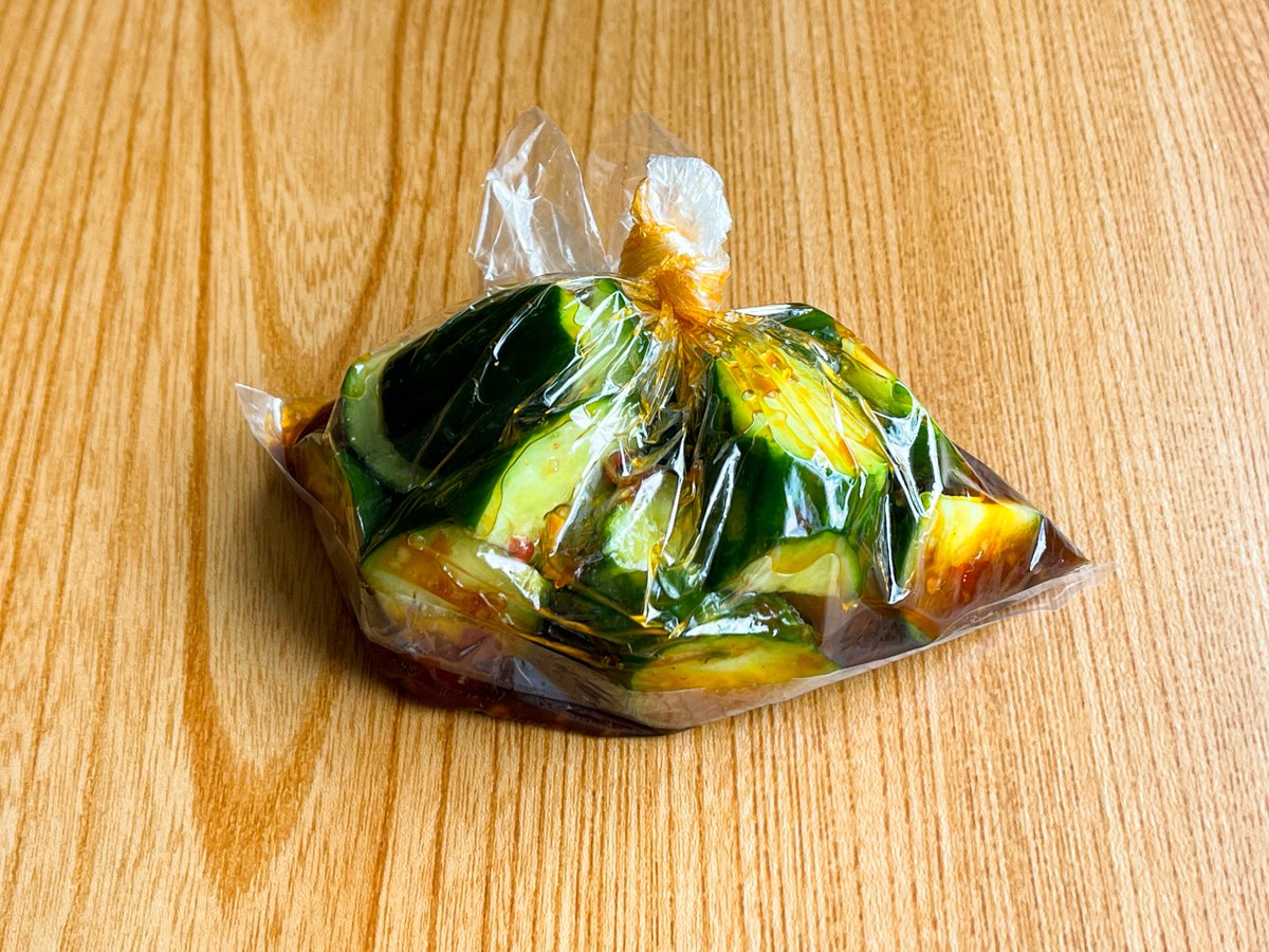 やみつきポリポリきゅうり  ①きゅうり1本を食べやすい大きさにカット ②しょうゆ・ごま油・お酢各大さじ1、豆板醤・砂糖・おろしにんにく各小さじ1をビニール袋で合わせる ③①を②に漬け、味が染みるように軽くもみこんだら冷蔵庫で15分ほど寝かせて完成