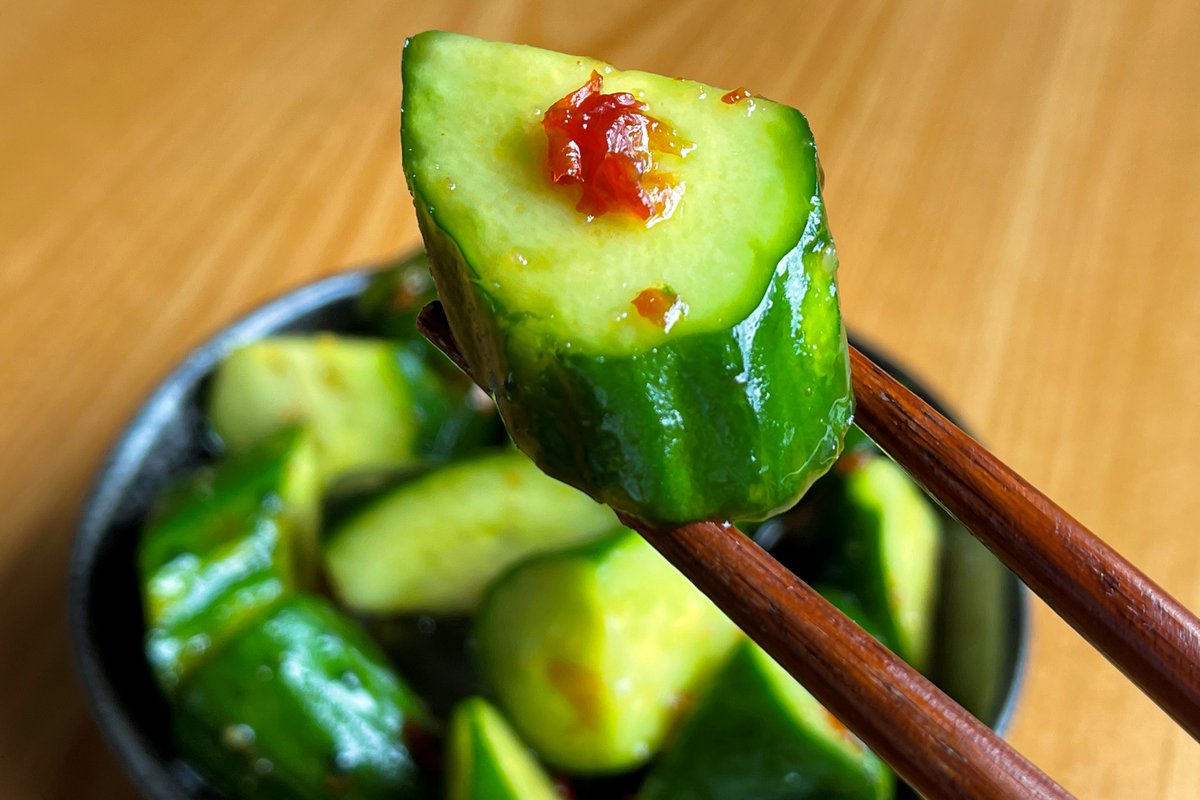 やみつきポリポリきゅうり  ①きゅうり1本を食べやすい大きさにカット ②しょうゆ・ごま油・お酢各大さじ1、豆板醤・砂糖・おろしにんにく各小さじ1をビニール袋で合わせる ③①を②に漬け、味が染みるように軽くもみこんだら冷蔵庫で15分ほど寝かせて完成