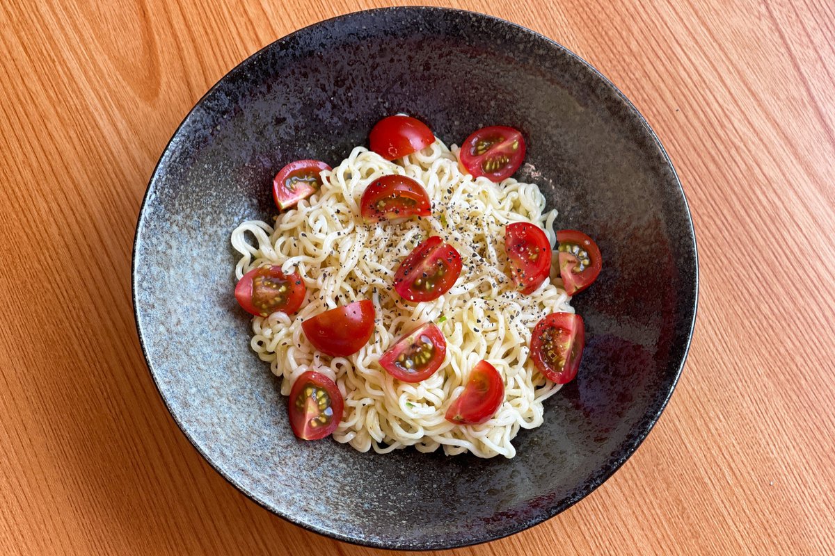 汁なし塩レモンラーメン】 ①サッポロ一番を規定時間ゆでザルで湯切り ②ゆでた麺に付属のスープの素1/3、レモン汁とごま油各大さじ1、おろしにんにく小さじ1加えて混ぜる ③プチトマトを4等分にカット ④お皿に盛り付けた②に③をのせ黒こしょうをかければ完成