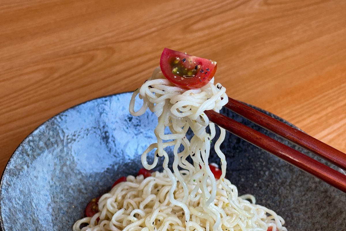 汁なし塩レモンラーメン】 ①サッポロ一番を規定時間ゆでザルで湯切り ②ゆでた麺に付属のスープの素1/3、レモン汁とごま油各大さじ1、おろしにんにく小さじ1加えて混ぜる ③プチトマトを4等分にカット ④お皿に盛り付けた②に③をのせ黒こしょうをかければ完成