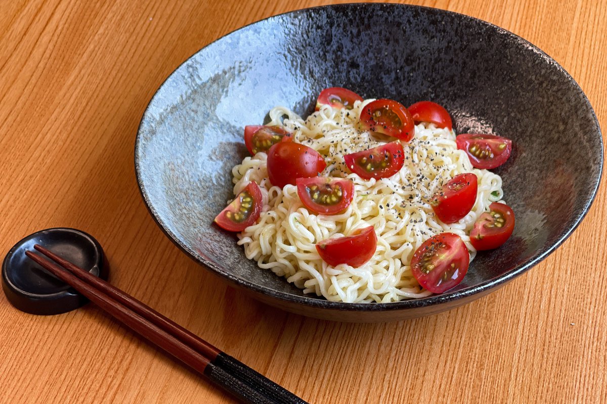 汁なし塩レモンラーメン】 ①サッポロ一番を規定時間ゆでザルで湯切り ②ゆでた麺に付属のスープの素1/3、レモン汁とごま油各大さじ1、おろしにんにく小さじ1加えて混ぜる ③プチトマトを4等分にカット ④お皿に盛り付けた②に③をのせ黒こしょうをかければ完成