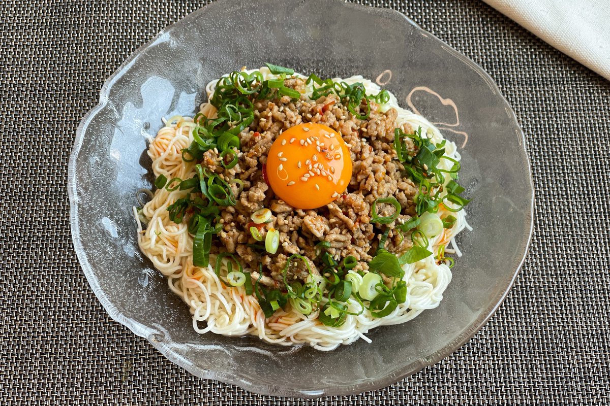 汁なし担々そうめん】  ①耐熱容器にそうめん1束とお湯をいれレンジで600w規定時間+1分チン ②醤油、豆板醤各大さじ1を豚ミンチ150gと合わせレンジで600w3分チン ③ごま油、鶏がらスープの素各小さじ1と①をあえる ④きざみねぎ、ラー油、卵黄を乗せて完成