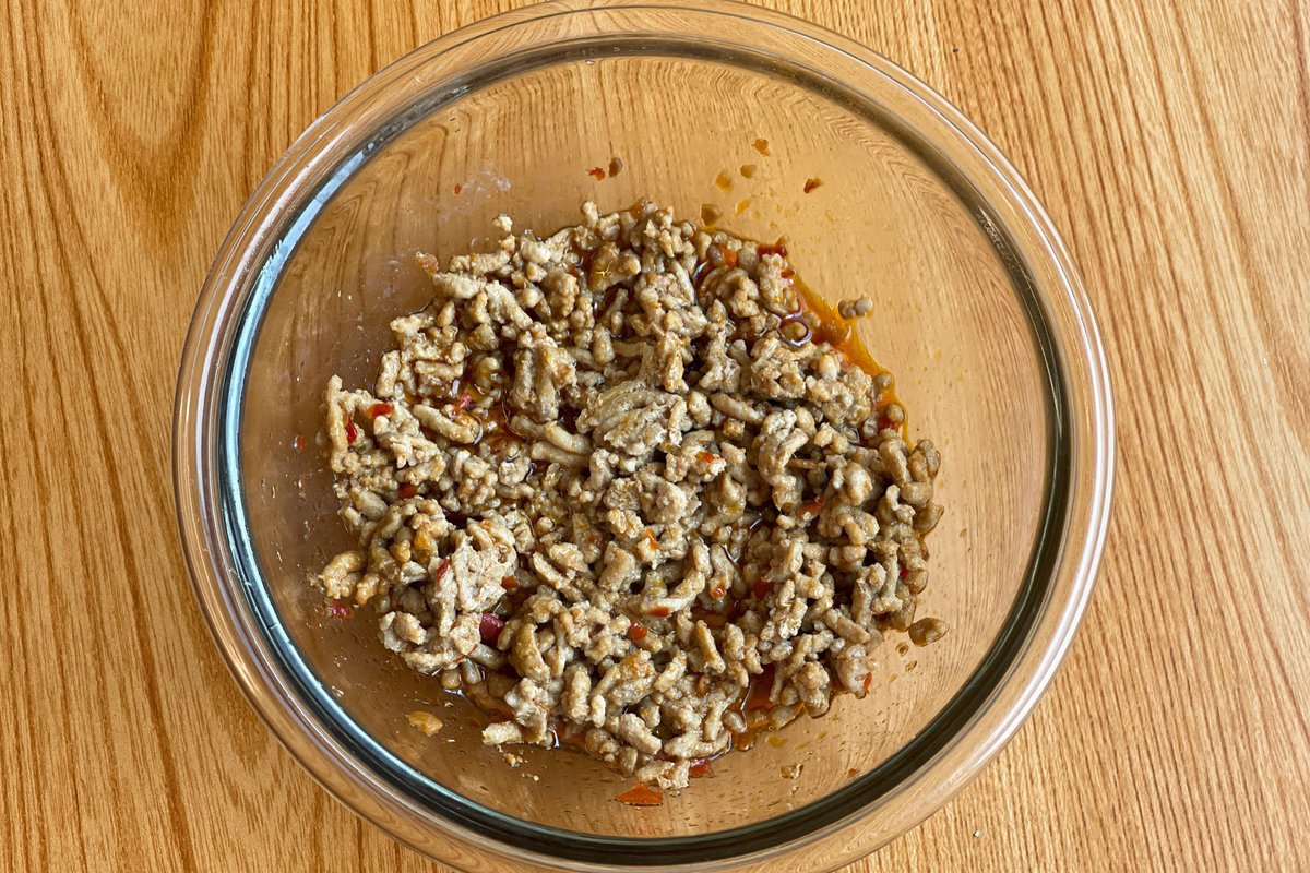 汁なし担々そうめん】  ①耐熱容器にそうめん1束とお湯をいれレンジで600w規定時間+1分チン ②醤油、豆板醤各大さじ1を豚ミンチ150gと合わせレンジで600w3分チン ③ごま油、鶏がらスープの素各小さじ1と①をあえる ④きざみねぎ、ラー油、卵黄を乗せて完成