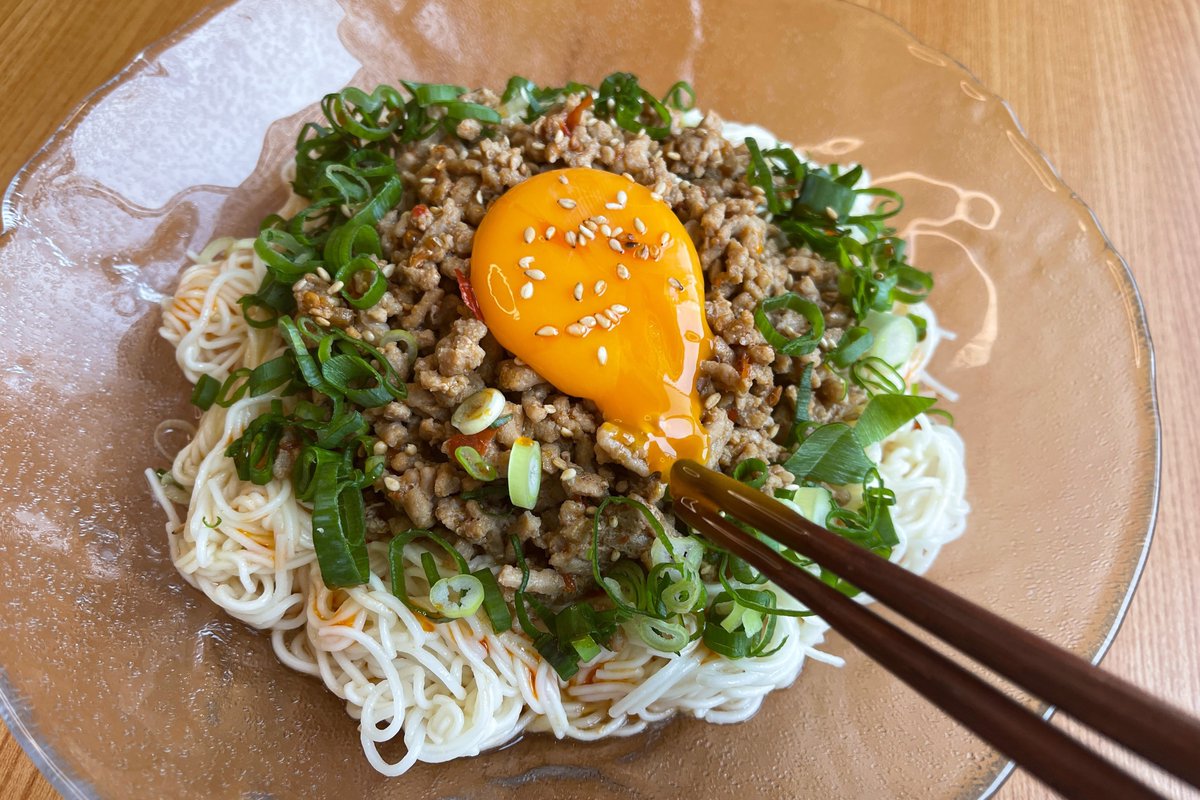 汁なし担々そうめん】 ①耐熱容器にそうめん1束とお湯をいれレンジで600w規定時間+1分チン ②醤油、豆板醤各大さじ1を豚ミンチ150gと合わせレンジで600w3分チン ③ごま油、鶏がらスープの素各小さじ1と①をあえる ④きざみねぎ、ラー油、卵黄を乗せて完成