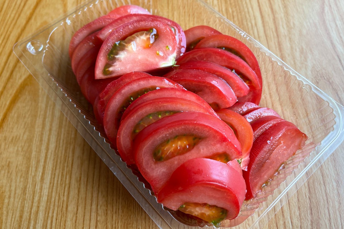 やみつき無限トマト  ①トマト3個を薄く半月型にスライス ②大葉1枚を細かく刻む ③鶏がらとにんにく各小さじ1を水小さじ1に溶かし、ごま油大さじ2とよく混ぜて特製ダレを作る ④お皿にトマトを盛り付け特製ダレをかけたら大葉と白ごまをふりかけて完成