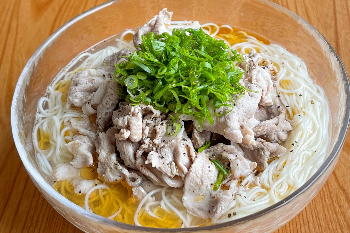 豚こまとネギ塩そうめん】  ①そうめんをゆでて冷水でしめる ②水400ccに白だし大さじ2、鶏がら大さじ1加えて沸騰したら豚こま150gを投入し火を通す ③うつわに盛り付け、きざみねぎ、黒こしょう、ごま油をかけて完成