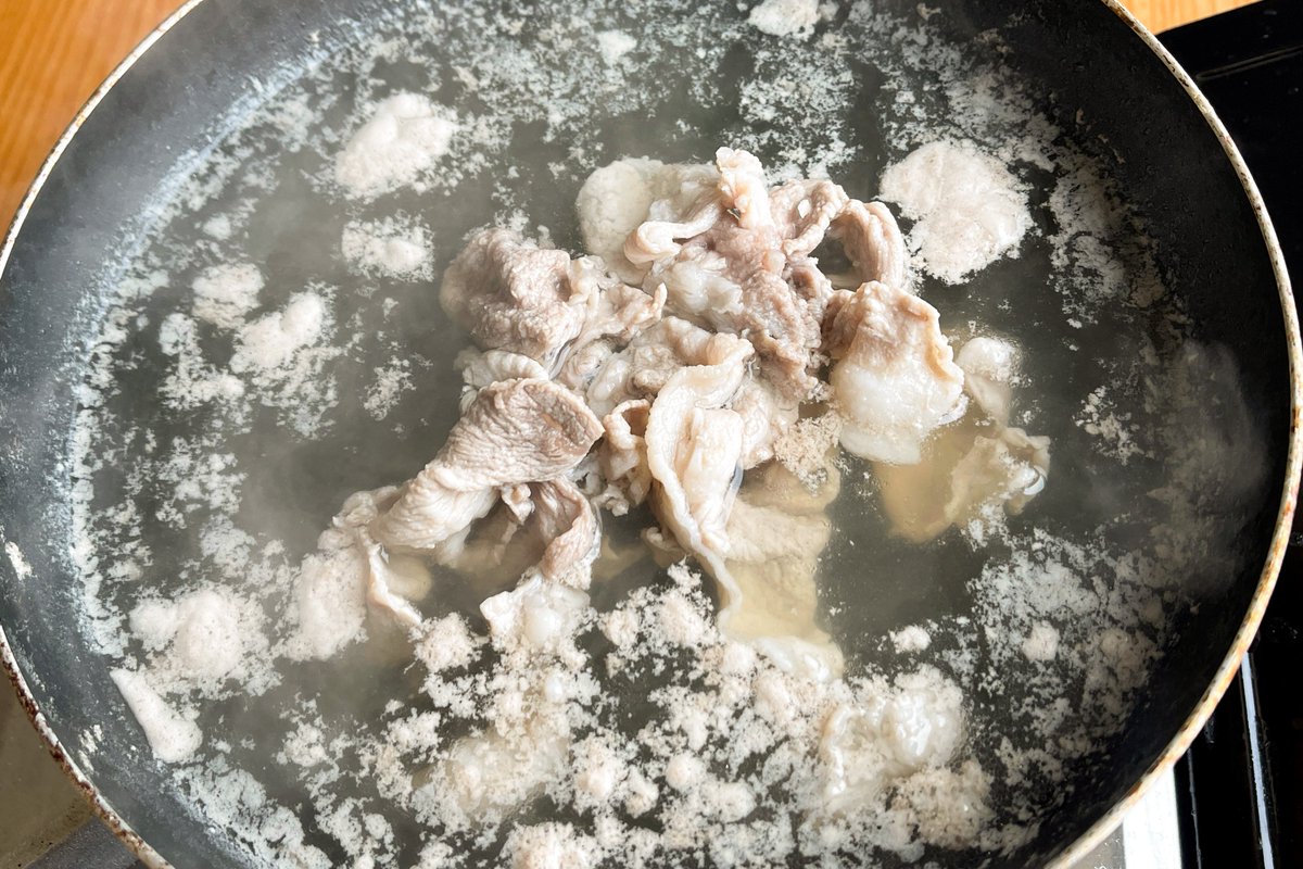 豚こまとネギ塩そうめん】  ①そうめんをゆでて冷水でしめる ②水400ccに白だし大さじ2、鶏がら大さじ1加えて沸騰したら豚こま150gを投入し火を通す ③うつわに盛り付け、きざみねぎ、黒こしょう、ごま油をかけて完成