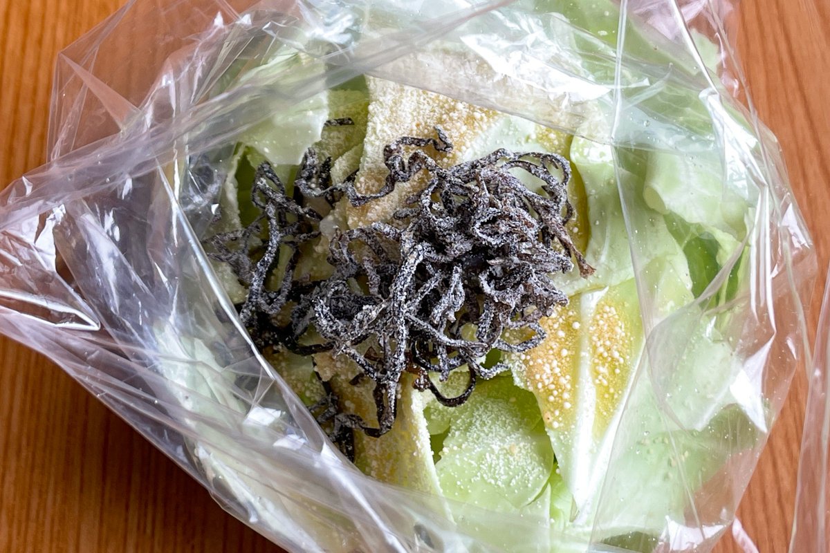 キャベツの塩こんぶ漬け】 ①キャベツを食べやすい大きさに手でちぎる ②ビニール袋に①をうつし、ごま油大さじ2、鶏がらスープとおろしにんにく各小さじ1、塩昆布ひとつまみを加えたら10分漬け置き ③お皿に盛り付け、最後に白ごまを乗せれば完成