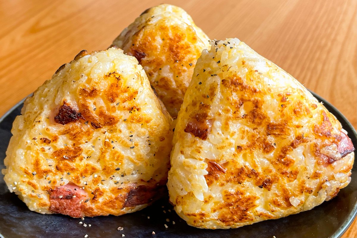 【極上のカルボナーラ風焼きおにぎり】 ①白ご飯400gに1cm角に切った厚切りベーコン100g、牛乳大2、卵黄2個、コンソメの素小1、粉チーズ小2を混ぜ合わせる ②①をおにぎりにする ③フライパンにオリーブオイルをひき、表面をカリッと焼き上げたら完成