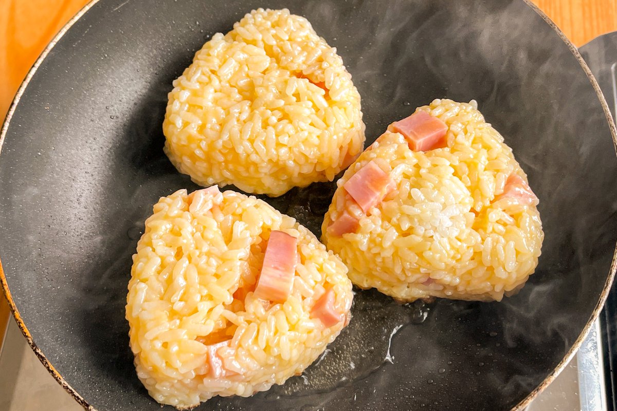 【極上のカルボナーラ風焼きおにぎり】  ①白ご飯400gに1cm角に切った厚切りベーコン100g、牛乳大2、卵黄2個、コンソメの素小1、粉チーズ小2を混ぜ合わせる ②①をおにぎりにする ③フライパンにオリーブオイルをひき、表面をカリッと焼き上げたら完成