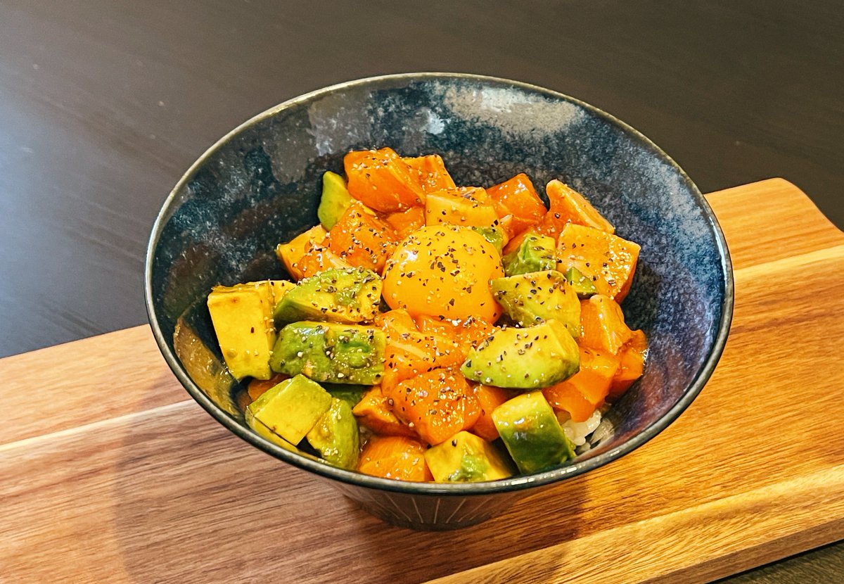 【ごま油香るサーモンポキ丼】  頑張る自分へのご褒美に