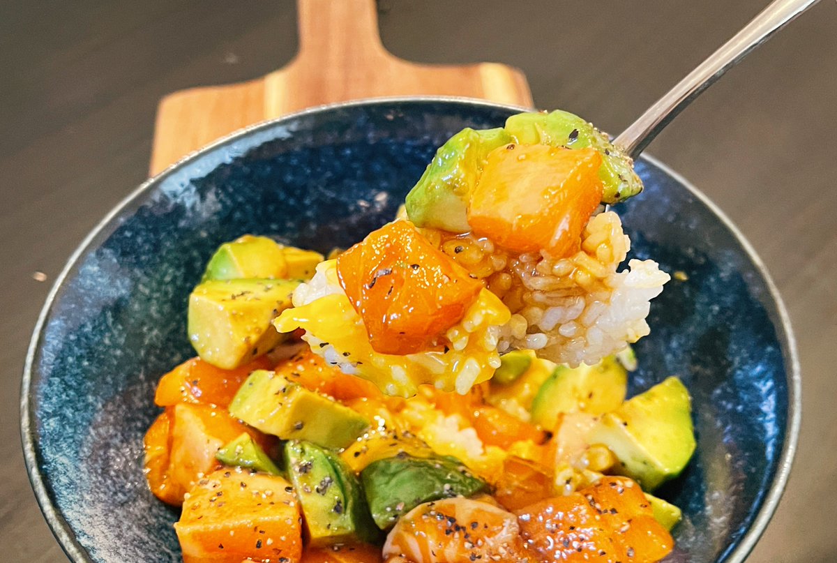 【ごま油香るサーモンポキ丼】  頑張る自分へのご褒美に