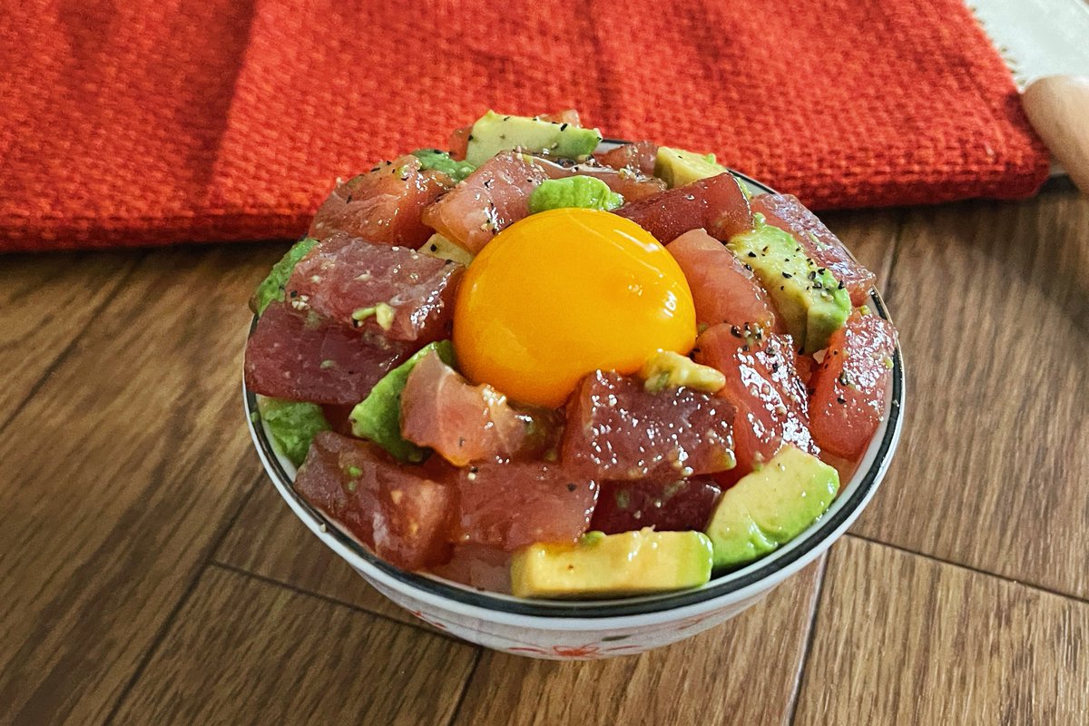 まぐろポキ丼】 ①マグロとアボカドをそれぞれ一口サイズにカット ②醤油・ごま油・オイスターソース・にんにくと①を絡める ③ごはんに②を乗せて卵黄とブラックペッパーをかければ完成 ごま油とニンニクが食欲をそそる