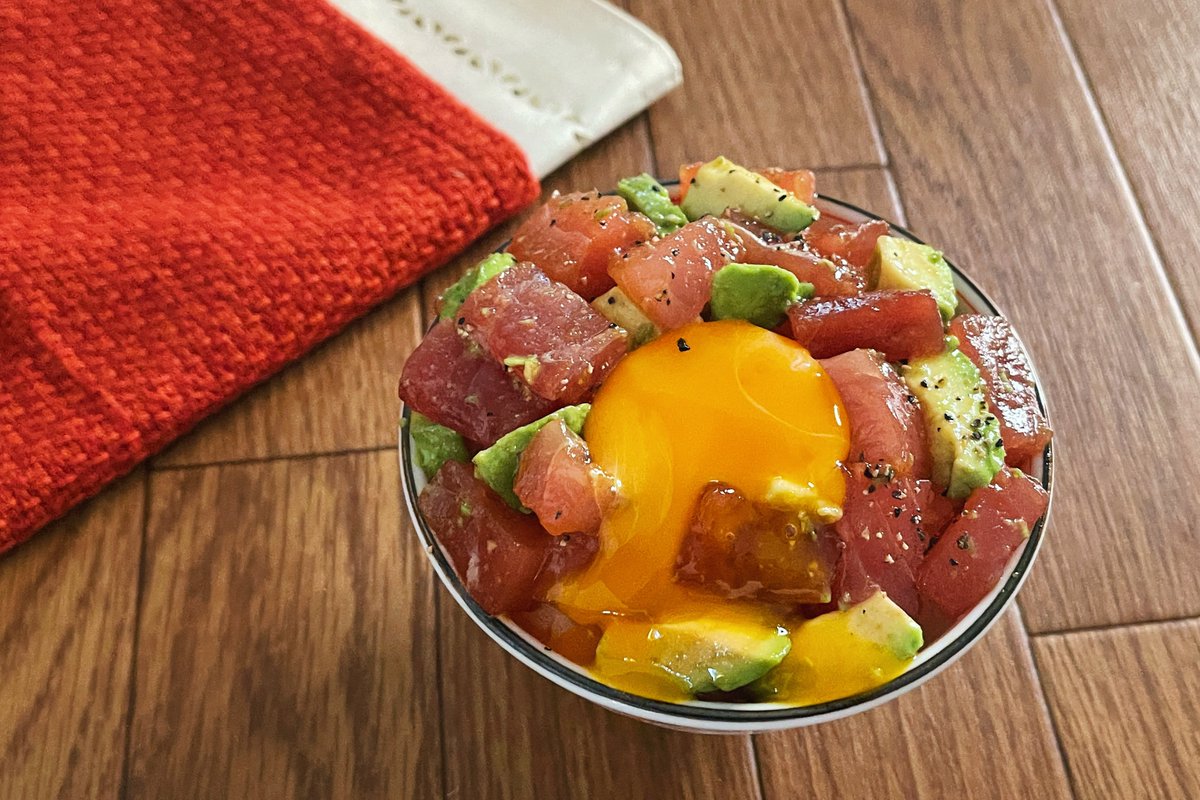 まぐろポキ丼】  ①マグロとアボカドをそれぞれ一口サイズにカット ②醤油・ごま油・オイスターソース・にんにくと①を絡める ③ごはんに②を乗せて卵黄とブラックペッパーをかければ完成  ごま油とニンニクが食欲をそそる