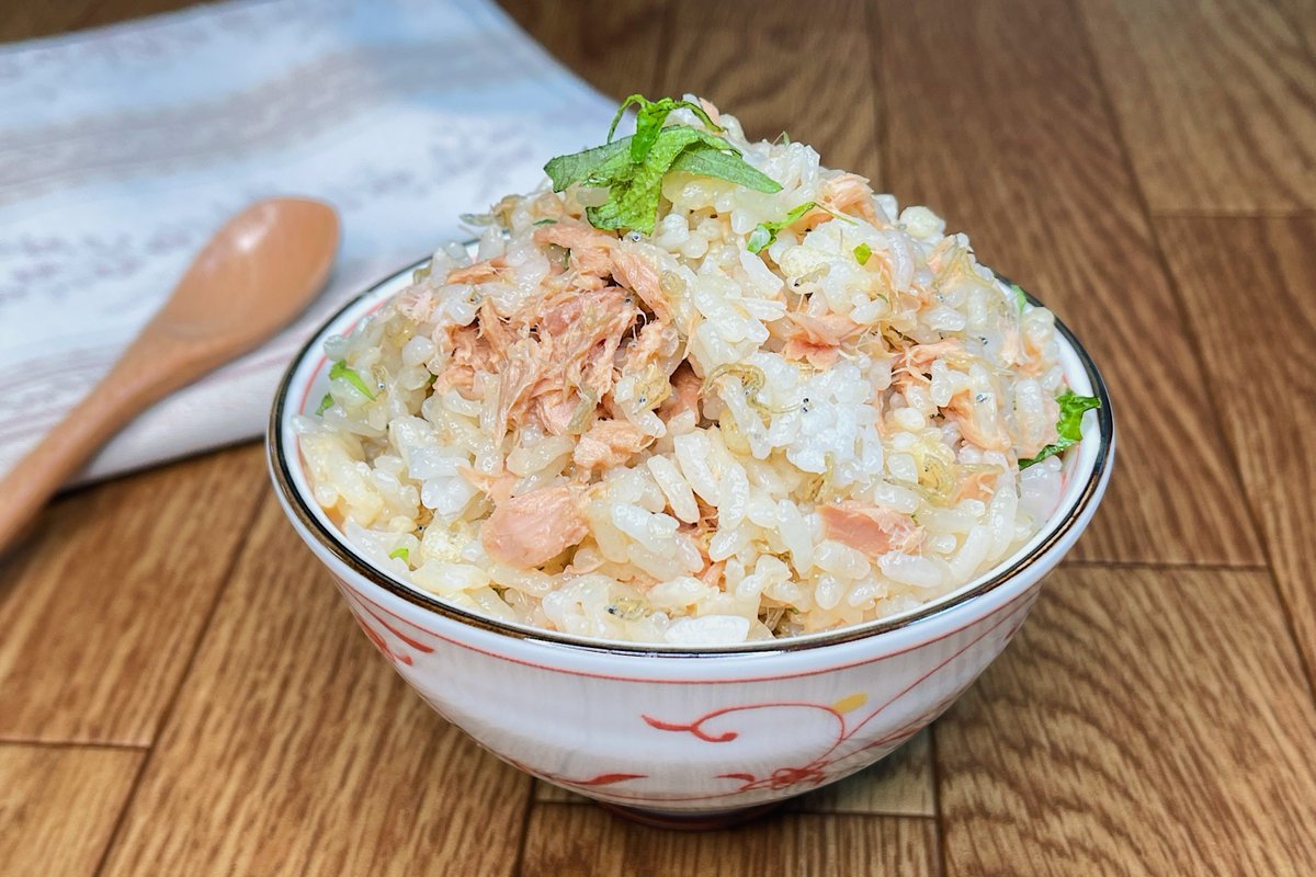 悪魔の混ぜご飯】 ①耐熱容器でじゃことごま油をまぜたらラップしてレンジで600w、1分チン ②汁をきったツナを醤油とマヨネーズであえる ③大葉を調理ばさみで細かく刻む(手でちぎってもOK) ④白ご飯に①②③と天かすを混ぜ合わせれば完成