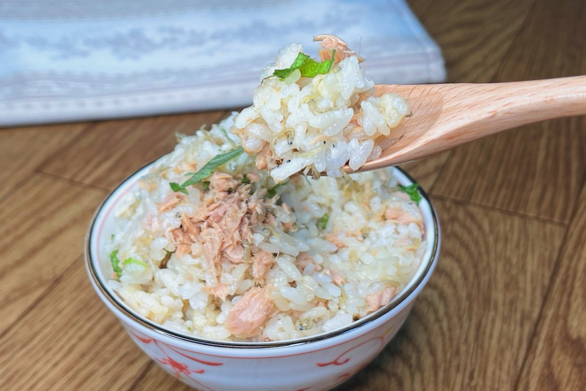 悪魔の混ぜご飯】 ①耐熱容器でじゃことごま油をまぜたらラップしてレンジで600w、1分チン ②汁をきったツナを醤油とマヨネーズであえる ③大葉を調理ばさみで細かく刻む(手でちぎってもOK) ④白ご飯に①②③と天かすを混ぜ合わせれば完成