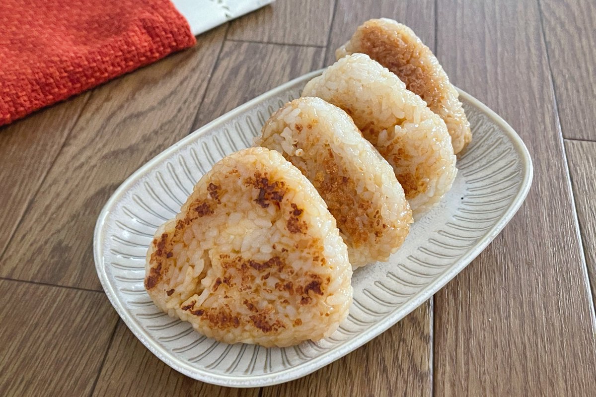 【チーズとろける焦がし醤油焼きおにぎり】 ①白ご飯に醤油、みりん、ほんだしを混ぜ込む ②おにぎりの形に握って、中にチーズを忍ばせる ③フライパンにごま油を引いて焼き色がつくまで焼けば完成 作って時間がたった場合はオーブントースターを使えば表面もカリっと仕上がるのでオススメです