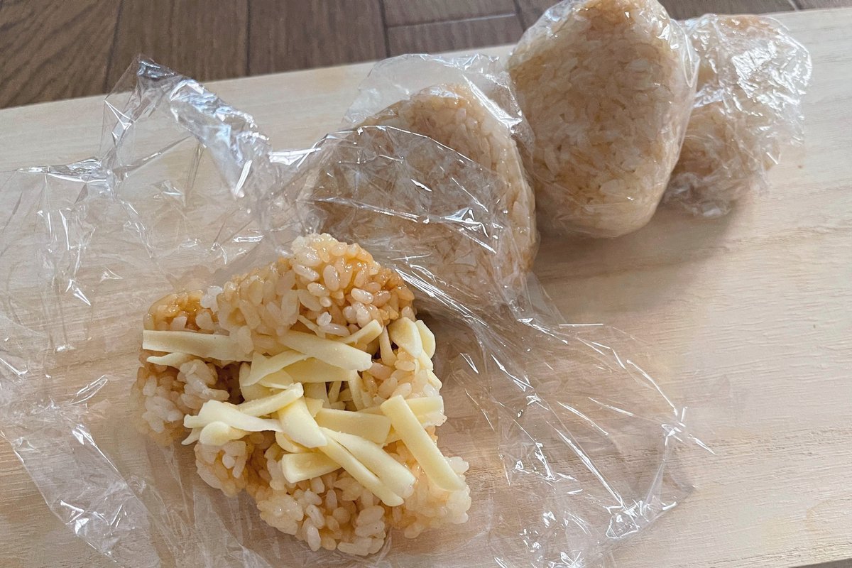 【チーズとろける焦がし醤油焼きおにぎり】 ①白ご飯に醤油、みりん、ほんだしを混ぜ込む ②おにぎりの形に握って、中にチーズを忍ばせる ③フライパンにごま油を引いて焼き色がつくまで焼けば完成 作って時間がたった場合はオーブントースターを使えば表面もカリっと仕上がるのでオススメです