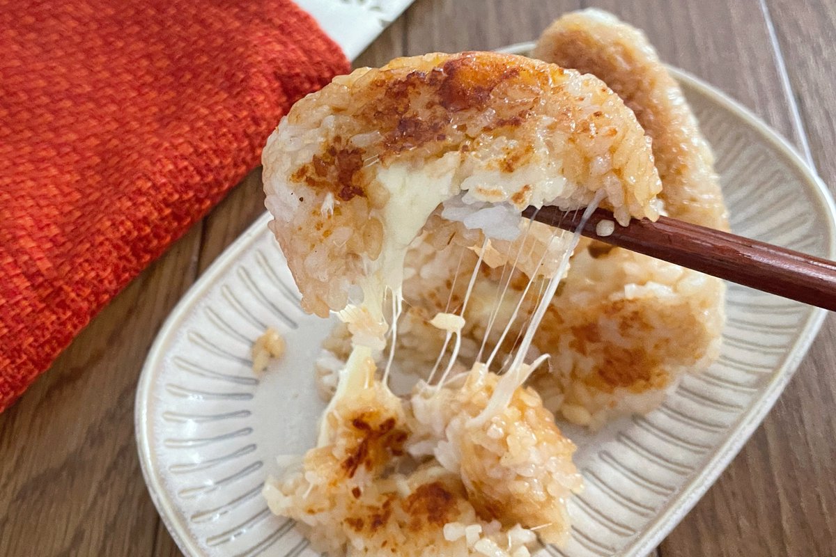 【チーズとろける焦がし醤油焼きおにぎり】 ①白ご飯に醤油、みりん、ほんだしを混ぜ込む ②おにぎりの形に握って、中にチーズを忍ばせる ③フライパンにごま油を引いて焼き色がつくまで焼けば完成 作って時間がたった場合はオーブントースターを使えば表面もカリっと仕上がるのでオススメです