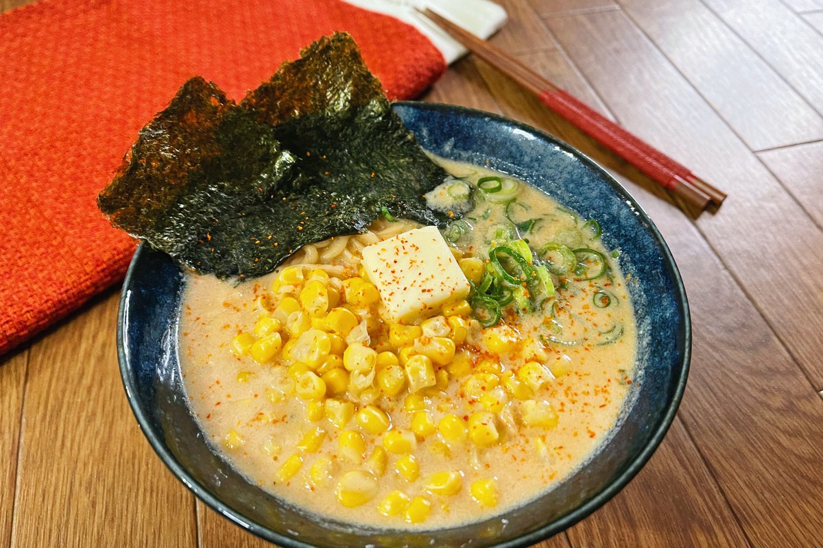 バター香るサッポロ一番クリーミーみそラーメン】  ①お湯にマヨネーズを溶いてから鍋に豆乳と合わせ沸騰する直前まで温める ②ラーメンを加えて3分茹でてスープの素を加える ③コーン、のり、きざみねぎ、バターをトッピングすれば完成