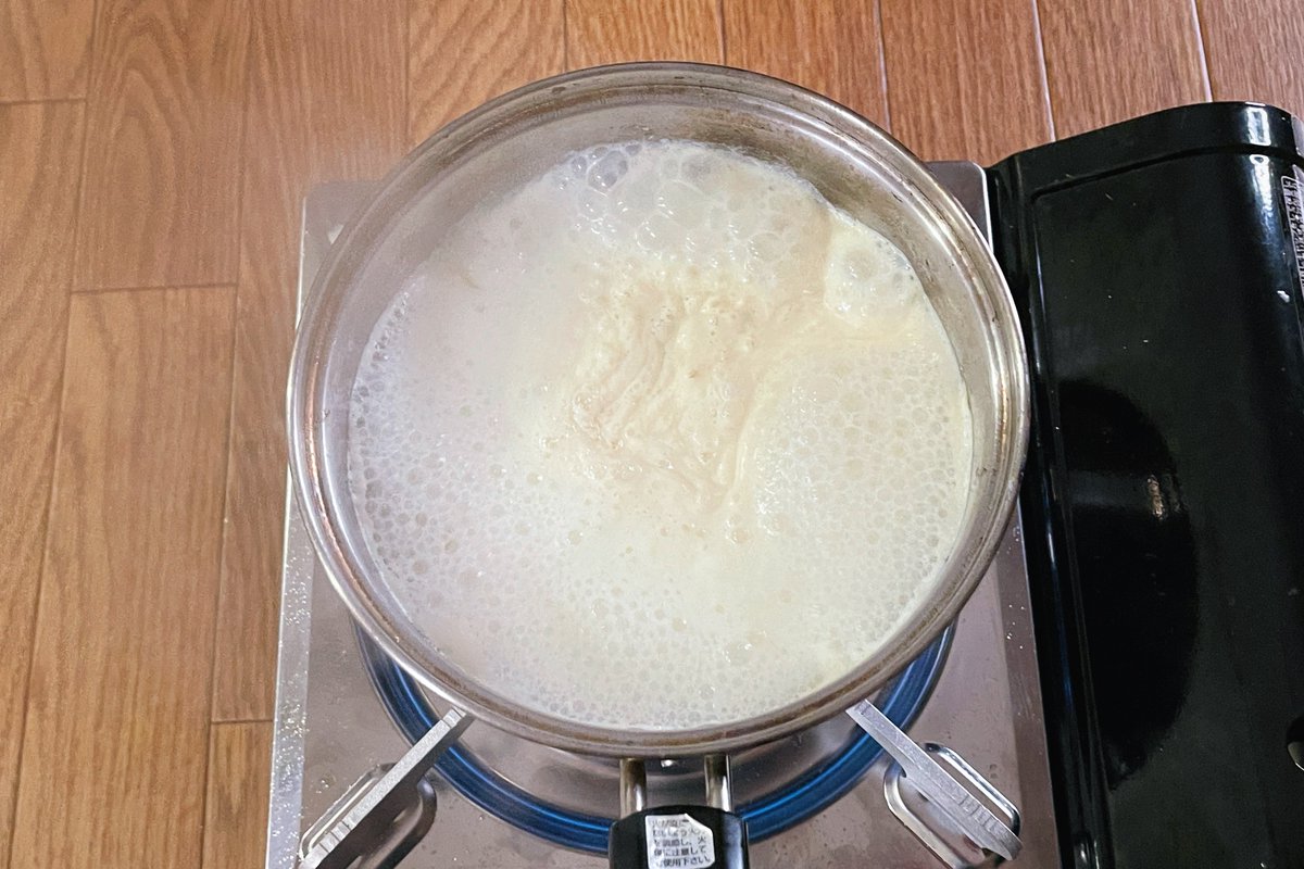 バター香るサッポロ一番クリーミーみそラーメン】  ①お湯にマヨネーズを溶いてから鍋に豆乳と合わせ沸騰する直前まで温める ②ラーメンを加えて3分茹でてスープの素を加える ③コーン、のり、きざみねぎ、バターをトッピングすれば完成