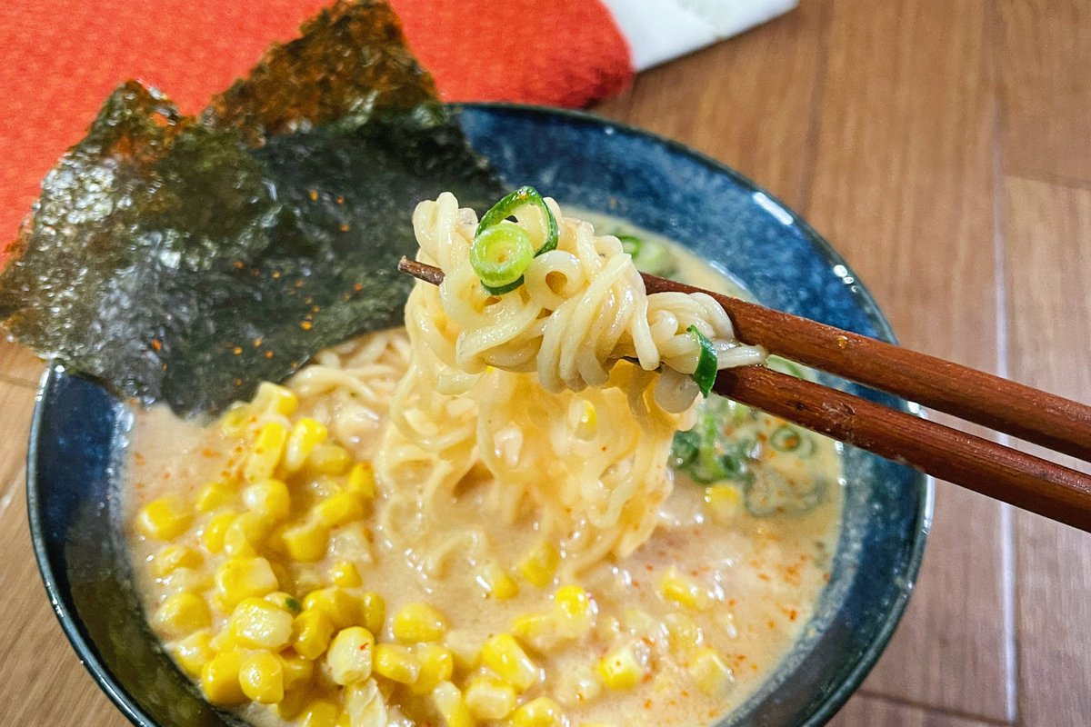 バター香るサッポロ一番クリーミーみそラーメン】  ①お湯にマヨネーズを溶いてから鍋に豆乳と合わせ沸騰する直前まで温める ②ラーメンを加えて3分茹でてスープの素を加える ③コーン、のり、きざみねぎ、バターをトッピングすれば完成