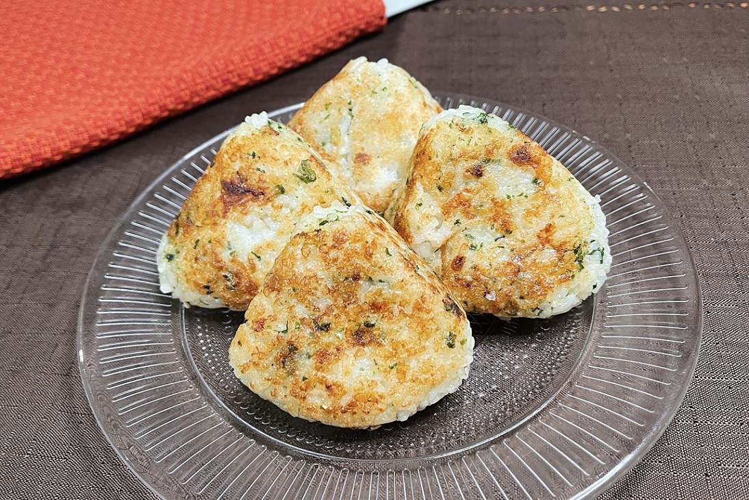 悪魔のチーズ焼きおにぎり】  ①大葉を細かく刻む（手でちぎってもOK） ②白ご飯に天かす、大葉、めんつゆ、青のり、チーズを混ぜ込んだらおにぎりの形にする ③フライパンにごま油をひいて表面をカリっと焼き上げたら完成 