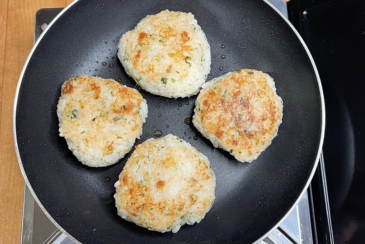 悪魔のチーズ焼きおにぎり】  ①大葉を細かく刻む（手でちぎってもOK） ②白ご飯に天かす、大葉、めんつゆ、青のり、チーズを混ぜ込んだらおにぎりの形にする ③フライパンにごま油をひいて表面をカリっと焼き上げたら完成 