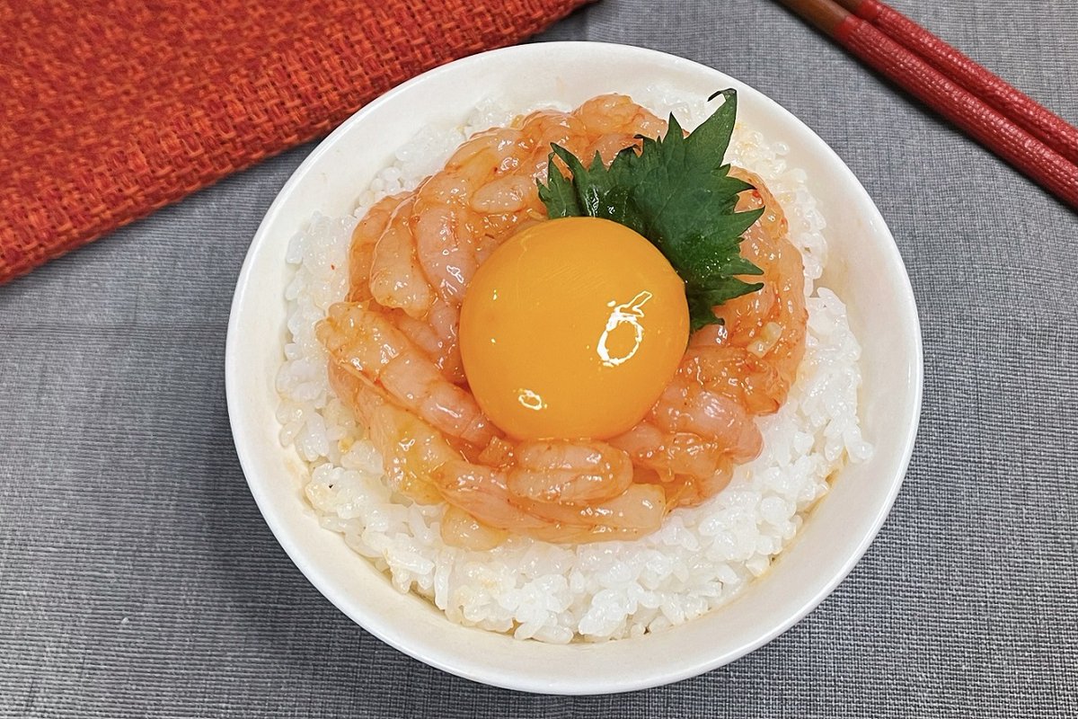 甘エビのユッケ丼】  ①甘エビのシッポをとる ②コチュジャン、ごま油、醤油、砂糖、おろしにんにく、おろししょうがを混ぜ合わせたら①を加え10分漬け置き ③白ご飯に②、卵黄をのせたら完成 