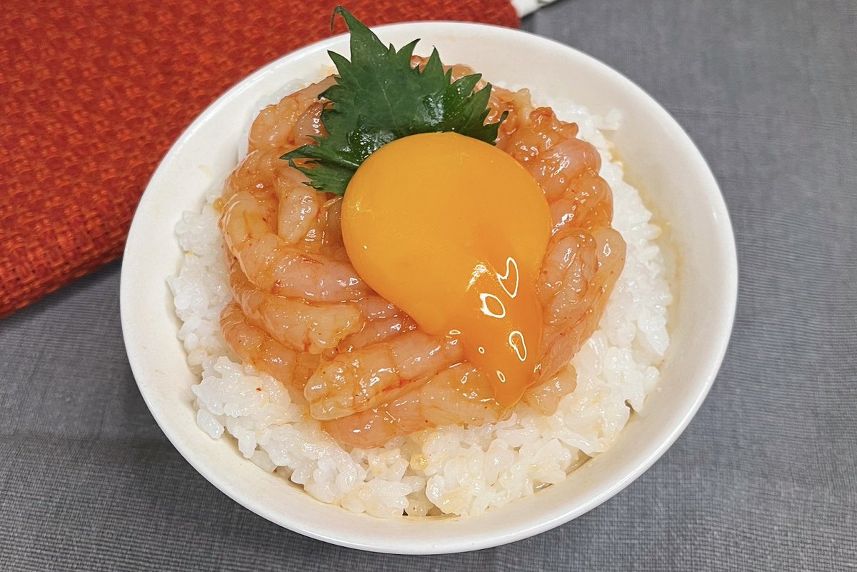 甘エビのユッケ丼】  ①甘エビのシッポをとる ②コチュジャン、ごま油、醤油、砂糖、おろしにんにく、おろししょうがを混ぜ合わせたら①を加え10分漬け置き ③白ご飯に②、卵黄をのせたら完成 