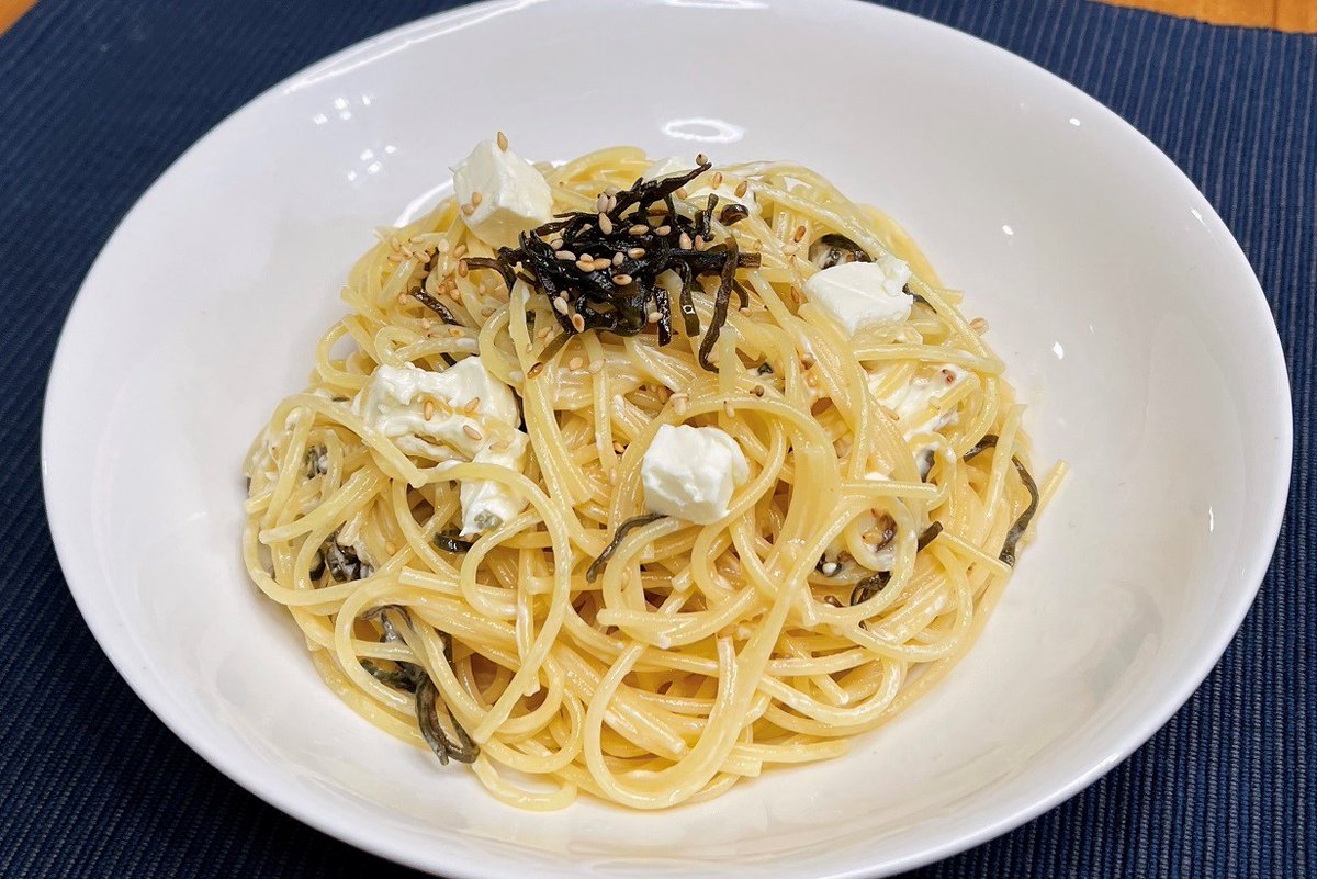 【塩昆布とクリームチーズの和風パスタ】  ①耐熱容器にパスタを入れ水で浸したら塩を加えラップをせずに600w規定時間+4分チン ②クリームチーズを1cm角にカット ③湯切りしたパスタに塩昆布、クリームチーズ、ごま油、めんつゆを加え白ごまを振りかければ完成 
