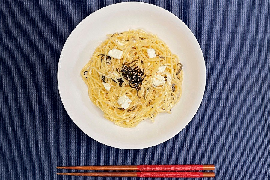 【塩昆布とクリームチーズの和風パスタ】  ①耐熱容器にパスタを入れ水で浸したら塩を加えラップをせずに600w規定時間+4分チン ②クリームチーズを1cm角にカット ③湯切りしたパスタに塩昆布、クリームチーズ、ごま油、めんつゆを加え白ごまを振りかければ完成 