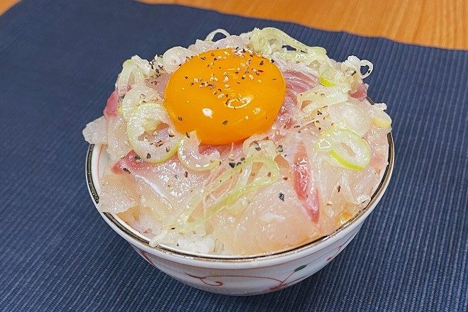 鯛のねぎ塩漬け丼】  ①刻んだ白ネギ大1、ごま油大1、おろしにんにく1cm、塩1つまみ、レモン汁少々、黒こしょう少々をまぜてタレを作る ②鯛を①に10分漬け込む ③白ご飯に②を盛り付けて卵黄を乗せれば完成 