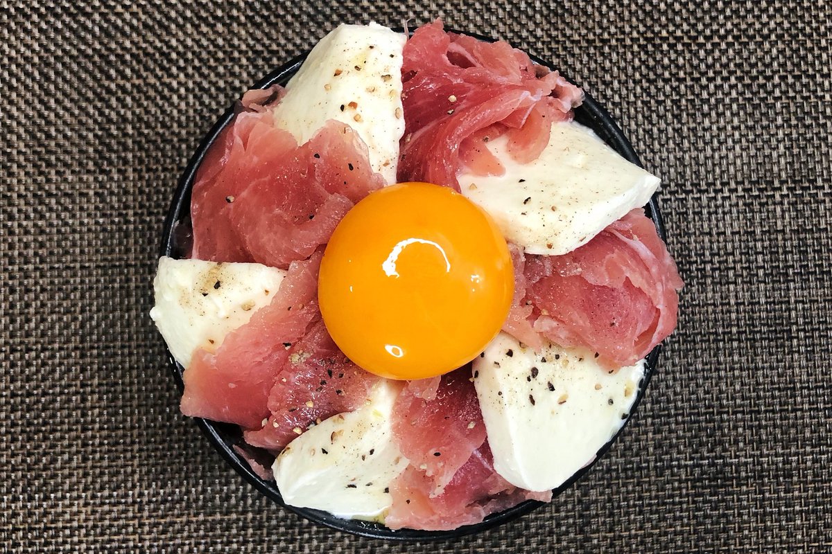 生ハムモッツアレラ丼】  ①モッツァレラチーズ100gをスライス ②白ご飯に生ハム100g、モッツァレラチーズを盛り付けてオリーブオイル少々を回し掛け ③②に塩こしょうを適量ふって卵黄をのせれば完成 