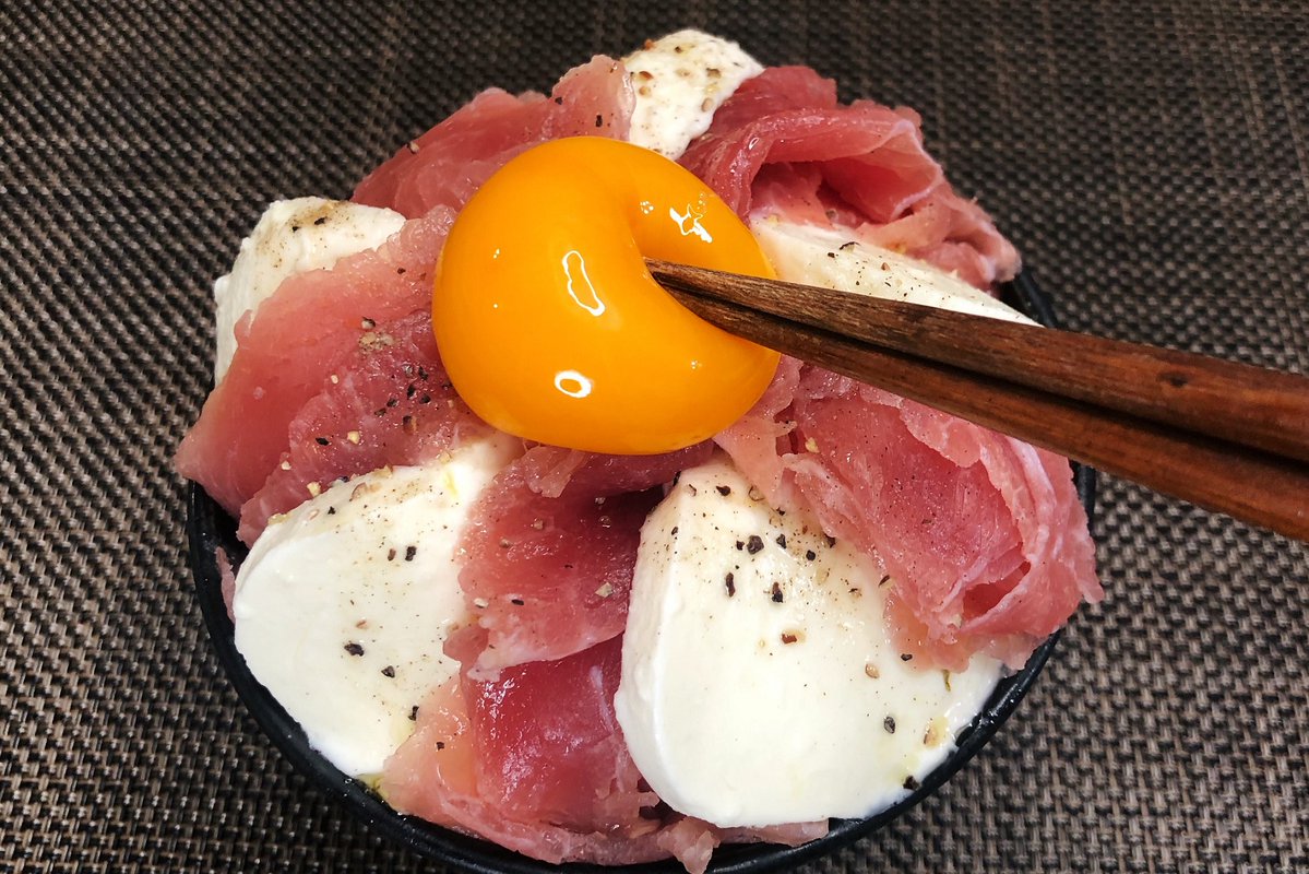 生ハムモッツアレラ丼】  ①モッツァレラチーズ100gをスライス ②白ご飯に生ハム100g、モッツァレラチーズを盛り付けてオリーブオイル少々を回し掛け ③②に塩こしょうを適量ふって卵黄をのせれば完成 